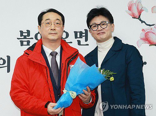 국민인재로 영입된 김건 전 한반도평화교섭본부장(서울=연합뉴스) 한종찬 기자 = 국민의힘 한동훈 비상대책위원장이 29일 오전 서울 여의도 국민의힘 중앙당사에서 열린 국민인재 영입 환영식에서 인재로 영입된 김건 전 외교부 한반도평화교섭본부장과 함께 기념촬영을 하고 있다. 2024.2.29 saba@yna.co.kr