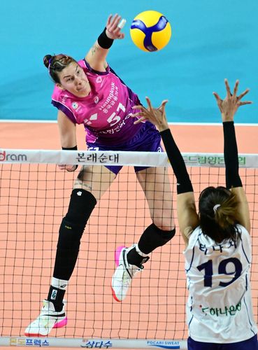 윌로우의 공격(서울=연합뉴스) 흥국생명 아포짓 스파이커 윌로우가 1일 인천 삼산월드체육관에서 열린 프로배구 여자부 한국도로공사와의 홈 경기에서 타점 높은 공격을 시도하고 있다. [한국배구연맹 제공. 재판매 및 DB금지]