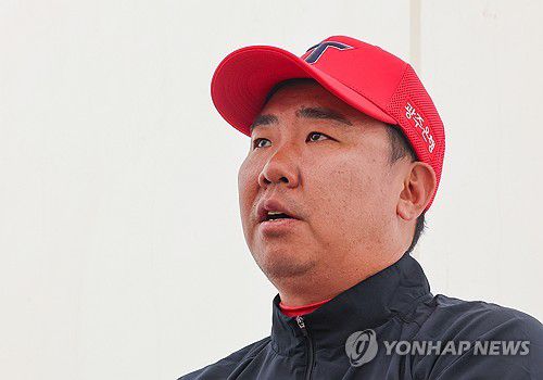 포부 밝히는 이범호 감독(긴[일본 오키나와현]=연합뉴스) 서대연 기자 = KIA 타이거즈 이범호 감독이 24일 오전 일본 오키나와현 긴 구장에서 열린 2차 스프링캠프 훈련 중 취재진과 인터뷰하고 있다. 2024.2.24 dwise@yna.co.kr