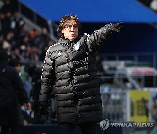지시하는 홍명보 감독(울산=연합뉴스) 김용태 기자 = 1일 울산 문수축구경기장에서 열린 프로축구 하나은행 K리그1 2024 울산 HD와 포항 스틸러스의 경기에서 울산 홍명보 감독이 선수들에게 지시하고 있다. 2024.3.1 yongtae@yna.co.kr