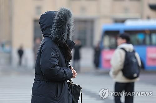 두툼한 외투 입은 시민[연합뉴스 자료사진]