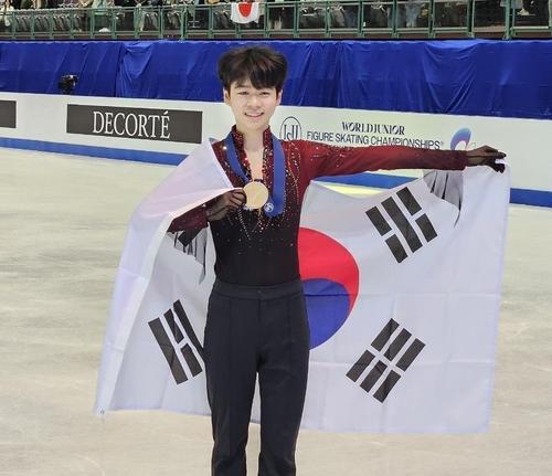 한국 남자 최초 주니어 세계선수권대회 우승한 서민규피겨스케이팅 남자 싱글 기대주 서민규가 2일 대만 타이베이 아레나에서 열린 2024 국제빙상경기연맹(ISU) 피겨 주니어 세계선수권대회에서 우승한 뒤 금메달을 목에 걸고 포즈를 취하고 있다. 한국 남자 싱글 선수가 피겨 주니어 세계선수권대회에서 메달을 딴 건 이번이 처음이다. 남녀 선수를 통틀어도 이 대회 우승을 차지한 건 2006년 김연아(은퇴) 이후 18년 만이다. [대한빙상경기연맹 제공. 재배포 및 DB 금지]