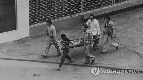 광주민주화운동부상자 옮기는 봉사단 외국인 동료와 시민들  [5·18 트라우마센터 제공]