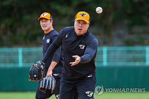 수비 훈련하는 류현진(야에세[일본 오키나와현]=연합뉴스) 서대연 기자 = 류현진이 25일 일본 오키나와현 고친다 구장에서 열린 한화 이글스 2차 스프링캠프에서 수비훈련을 하고있다. 2024.2.25 dwise@yna.co.kr