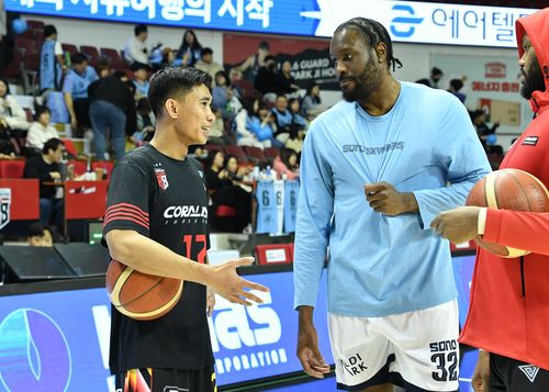 3일 경기 전 오누아쿠(오른쪽)와 대화하는 아반도[KBL 제공. 재판매 및 DB 금지]