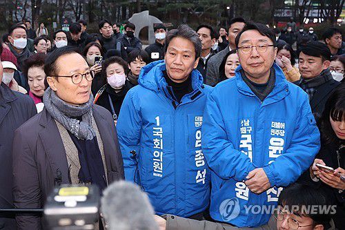중·성동갑 지역구에 모인 친문계(서울=연합뉴스) 김주성 기자 = 더불어민주당의 전략지역구인 서울 중·성동갑에서 공천 배제된 임종석 전 청와대 비서실장이 28일 오후 서울 성동구 왕십리역 광장에서 선거운동을 재개, 홍영표 의원 등 친문계 인사들과 지지자들을 만나고 있다.      왼쪽부터 더불어민주당 친문(친문재인) 핵심 인사들인 홍영표 의원, 임종석 전 실장, 윤영찬 의원. 2024.2.28 utzza@yna.co.kr