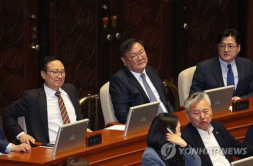 홍영표와 홍익표(서울=연합뉴스) 신준희 기자 = 더불어민주당 홍익표 원내대표(오른쪽)가 29일 국회에서 열린 본회의에서 홍영표 의원을 바라보고 있다. 2024.2.29 hama@yna.co.kr