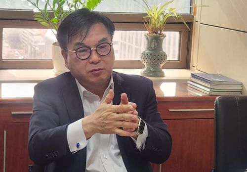 연합뉴스와 인터뷰 중인 이종승 IR큐더스 대표(서울=연합뉴스) 기업 홍보 컨설팅 업체인 IR큐더스의 이종승 대표가 4일 서울 여의도 본사에서 연합뉴스 기자와 인터뷰를 하고 있다. [IR큐더스 제공. 재판매 및 DB 금지] 2024.3.4  photo@yna.co.kr