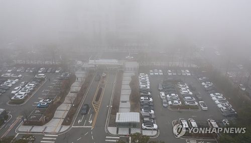 미세먼지와 짙은 안개로 가득찬 대전(대전=연합뉴스) 강수환 기자 = 4일 오전 대전 서구 둔산동 일대에 안개가 짙게 끼어있다. 이날 대전의 미세먼지 농도는 '나쁨'으로 기상청은 미세먼지와 함께 짙은 안개가 나타나는 곳이 있겠으니 안전사고에 유의할 것을 당부했다. 2024.3.4 swan@yna.co.kr