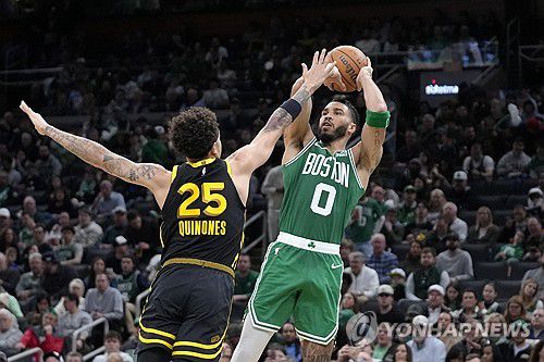 보스턴 제이슨 테이텀(0번)의 슛[AP=연합뉴스]