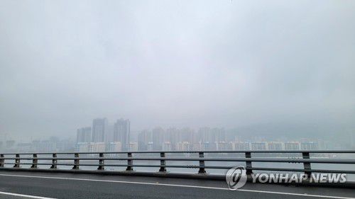부산 광안대교에서 바라본 흐린 날씨[촬영 조정호]