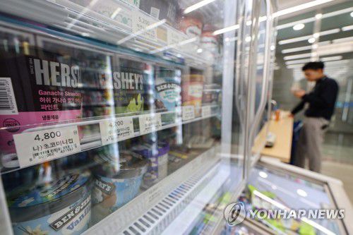 아이스크림 등 편의점 먹거리 가격 또 인상(서울=연합뉴스) 서대연 기자 = 아이스크림·커피 등 편의점 먹거리 상품 가격이 또 오른다.     25일 업계에 따르면 CU와 GS25, 세븐일레븐, 이마트24는 다음 달 1일부로 음료와 아이스크림, 안주류, 통조림 일부 제품의 가격을 최대 25% 인상한다. 인상률이 가장 큰 제품군은 아이스크림으로, 스크류바와 죠스바, 옥동자바, 수박바, 와일드바디, 돼지바, 아맛나 등이 각각 1천200원에서 1천500원으로 25% 오르고, 빠삐코는 1천500원에서 1천800원으로 20% 인상된다. 사진은 이날 서울 시내 한 편의점에 진열된 아이스크림. 2023.6.25 dwise@yna.co.kr