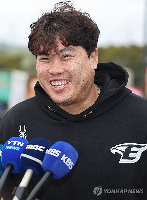 활짝 웃는 류현진(야에세[일본 오키나와현]=연합뉴스) 서대연 기자 = 류현진이 25일 일본 오키나와현 고친다 구장에서 열린 한화 이글스 2차 스프링캠프에서 밝은 표정으로 인터뷰하고 있다. 2024.2.25 dwise@yna.co.kr
