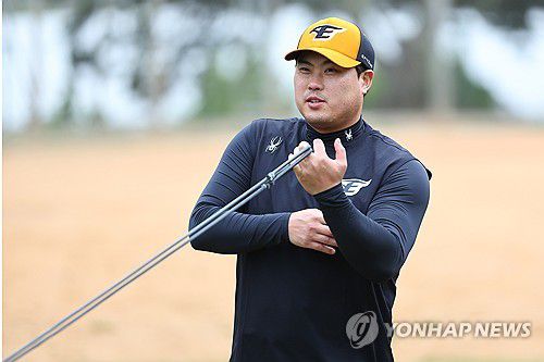 훈련 준비하는 류현진(야에세[일본 오키나와현]=연합뉴스) 서대연 기자 = 류현진이 25일 일본 오키나와현 고친다 구장에서 열린 한화 이글스 2차 스프링캠프에서 훈련을 준비하고 있다. 2024.2.25 dwise@yna.co.kr