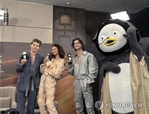 티모테 샬라메 초대한 '자이언트 펭TV'(서울=연합뉴스) 배급사 워너브러더스는 영화 '듄: 파트2' 주연 배우들의 인터뷰 영상이 오는 29일 '자이언트 펭TV' 유튜브에 공개된다고 28일 밝혔다.      '자이언트 펭TV' 영상에서는 EBS 대표 캐릭터 펭수가 진행자로 나서 티모테 샬라메, 젠데이아, 오스틴 버틀러 등을 인터뷰한다. 2024.2.28 [워너브라더스 제공. 재판매 및 DB 금지] photo@yna.co.kr