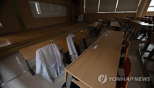개강일, 불꺼진 의과대학 강의실(대구=연합뉴스) 윤관식 기자 = 개강일인 4일 대구 한 의과대학 강의실이 의대생 휴학으로 인해 조용한 모습을 보이고 있다. 2024.3.4 psik@yna.co.kr