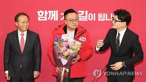 고동진 전 사장 소개하는 한동훈 위원장국민의힘 한동훈 비상대책위원장이 지난달 22일 국회에서 열린 인재영입 환영식에서 고동진 전 삼성전자 사장을 소개하고 있다.[연합뉴스 자료사진]