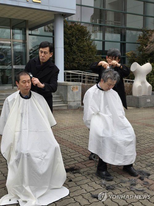 '증원 반대' 강원대 의대 교수들 삭발식(춘천=연합뉴스) 5일 오전 강원대학교 의과대학 앞에서 의대 교수들이 삭발식을 열고 대학 측의 증원 방침에 반발하고 있다.     앞서 강원대는 교육부에 현재 49명에서 140명으로 의대 정원을 늘려달라고 요청했다. 2024.3.5 [강원대학교 의대 교수진 제공. 재판매 및 DB 금지] taetae@yna.co.kr