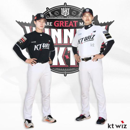 새 유니폼 입은 신인 원상현(왼쪽)과 에이스 고영표[kt wiz 제공. 재배포 및 DB 금지]