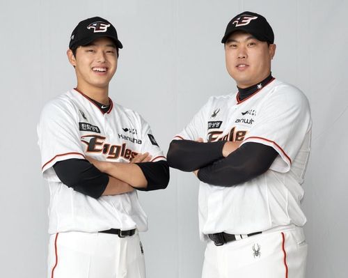 한화이글스의 현재와 미래한화 이글스의 에이스 류현진(오른쪽)과 미래의 에이스 문동주가 6일 대전 한밭체육관에서 프로필 촬영을 하고 있다. [한화 이글스 제공. 재배포 및 DB 금지]