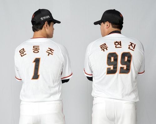 1번과 99번한화 이글스의 에이스 류현진(오른쪽)과 미래의 에이스 문동주가 6일 대전 한밭체육관에서 프로필 촬영을 하고 있다. [한화 이글스 제공. 재배포 및 DB 금지]