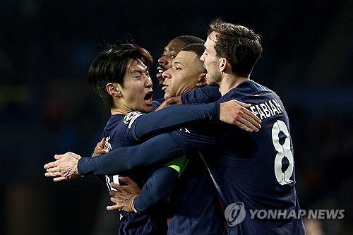 기뻐하는 이강인과 음바페[AFP=연합뉴스]