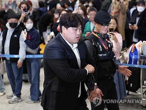 한화 류현진, 스프링캠프 마치고 귀국(영종도=연합뉴스) 이지은 기자 = 프로야구 한화 이글스의 류현진이 4일 오후 인천국제공항에서 스프링캠프를 마치고 귀국하고 있다. 2024.3.4 jieunlee@yna.co.kr