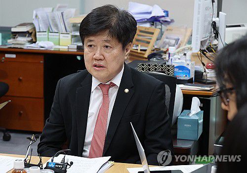 공천 관련 의견 밝히는 유경준 의원(서울=연합뉴스) 한상균 기자 = 국민의힘 유경준 의원이 6일 국회 사무실에서 공천 배제 관련 기자간담회를 하고 있다. 2024.3.6 xyz@yna.co.kr