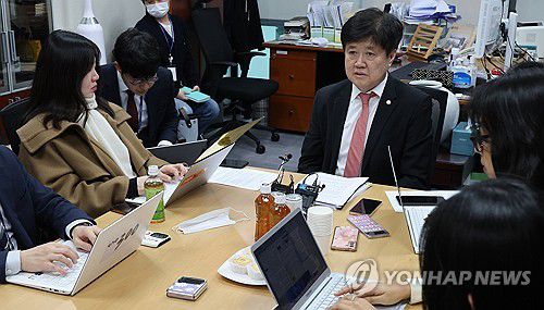 공천 관련 의견 밝히는 유경준 의원(서울=연합뉴스) 한상균 기자 = 국민의힘 유경준 의원이 6일 국회 사무실에서 공천 배제 관련 기자간담회를 하고 있다. 2024.3.6 xyz@yna.co.kr