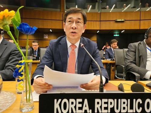 IAEA 이사회에서 발언하는 함상욱 주오스트리아 대사(제네바=연합뉴스) 안희 특파원 = 6일(현지시간) 오스트리아 빈에서 열린 IAEA 정기이사회에서 함상욱 주오스트리아 대사가 북핵 의제 첫 발언자로 나서 북한의 핵활동 및 러시아와의 군사협력을 중단할 것을 촉구하고 있다. 주오스트리아 한국대사관 사진 제공. prayerahn@yna.co.kr 2024.3.6.  [2024.03.07 송고]