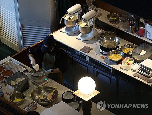 반죽 만드는 카페 직원(서울=연합뉴스) 류영석 기자 = 50인 미만 사업장에 대한 중대재해 처벌 등에 관한 법률(중대재해처벌법) 확대 적용이 하루 앞으로 다가온 가운데 26일 오후 서울의 한 소규모 카페에서 한 직원이 반죽을 만들고 있다. 2024.1.26 ondol@yna.co.kr