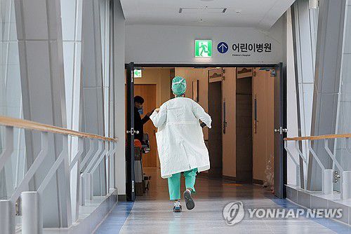 이동하는 의료진(서울=연합뉴스) 신현우 기자 = 전공의 집단 사직 사태 16일째를 맞는 6일 서울 한 대학병원에서 의료진이 이동하고 있다. 2024.3.6 nowwego@yna.co.kr
