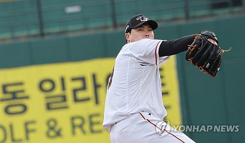 다시 돌아온 류현진(대전=연합뉴스) 김준범 기자 = 7일 대전 한화생명이글스파크에서 열린 한화이글스 자체 연습경기에서 KBO로 복귀한 류현진이 힘차게 공을 던지고 있다. 2024.3.7 psykims@yna.co.kr