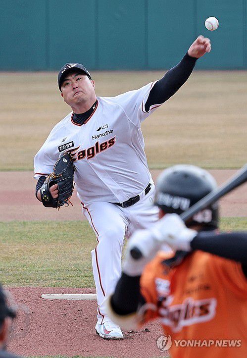 KBO 복귀한 류현진(대전=연합뉴스) 김준범 기자 = 7일 대전 한화생명이글스파크에서 열린 한화이글스 자체 연습경기에서 KBO로 복귀한 류현진이 힘차게 공을 던지고 있다. 2024.3.7 psykims@yna.co.kr