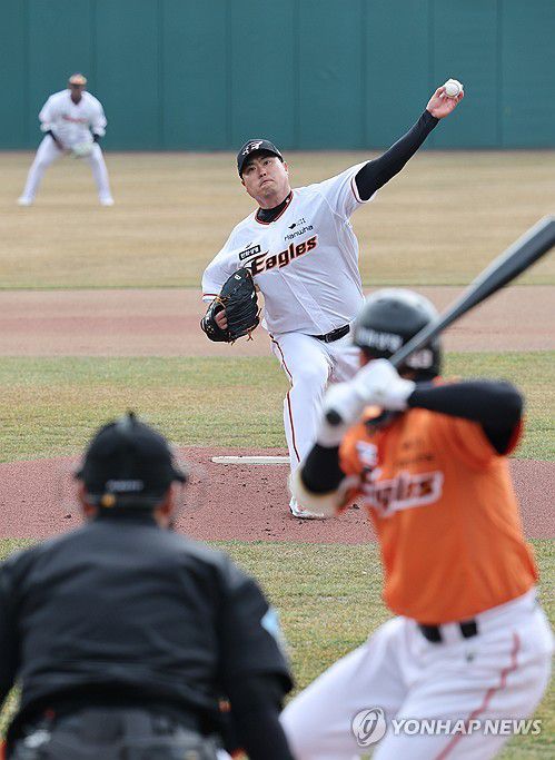 KBO 복귀한 류현진(대전=연합뉴스) 김준범 기자 = 7일 대전 한화생명이글스파크에서 열린 한화이글스 자체 연습경기에서 KBO로 복귀한 류현진이 힘차게 공을 던지고 있다. 2024.3.7 psykims@yna.co.kr