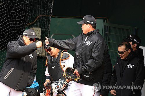 한화 유니폼 입은 류현진(대전=연합뉴스) 이주형 기자 = 프로야구 한화 이글스가 7일 대전 한화생명이글스파크에서 자체 평가전을 가진 가운데, 한화 선발 류현진이 불펜 피칭을 마치고 홀가분한 표정을 짓고 있다. 2024.3.7 coolee@yna.co.kr