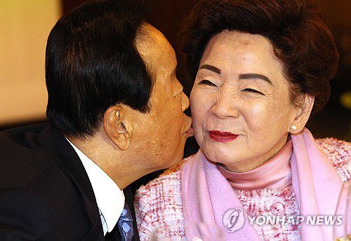 김영삼 전 대통령 부인 손명순 여사 별세(서울=연합뉴스) 지난 2011년 3월 4일 오후 서울 중구 롯데호텔에서 열린 회혼식에서 고 김영삼 전 대통령이 부인 손명순 여사에게 입맞춤을 하고 있는 모습. 2024.3.7 [연합뉴스 자료사진] photo@yna.co.kr