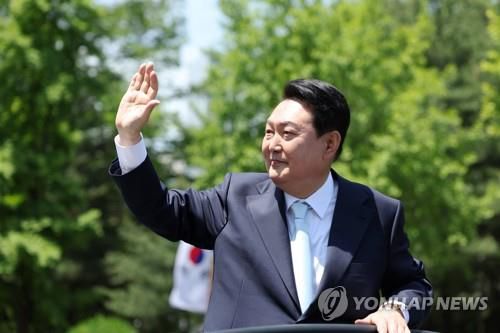 시민들에게 인사하는 윤석열 대통령(서울=연합뉴스) 윤석열 대통령이 10일 국회에서 취임식을 마친 뒤 차량에 탑승,  시민들에게 손을 들어 인사하고 있다. 2022.5.10 [대통령실 제공. 재판매 및 DB금지]     jeong@yna.co.kr