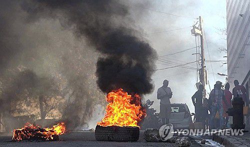아이티 교도소 인근서 불타는 타이어 [AFP=연합뉴스]