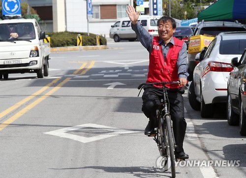 20대 총선 직후 자전거 타고 당선 인사하는 이정현[연합뉴스 자료사진]
