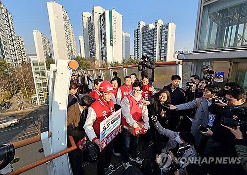 철도로 갈라진 지역 찾은 한동훈 비대위원장(수원=연합뉴스) 신준희 기자 = 국민의힘 한동훈 비상대책위원장이 31일 경기도 수원시 장안구 보도육교에서 주민들과 함께 철도로 단절된 구(舊)도심을 살펴보고 있다.      수원 장안구는 복복선인 경부선 철도가 지나면서 도시가 동서로 갈린 지역이다.  2024.1.31 [공동취재] hama@yna.co.kr