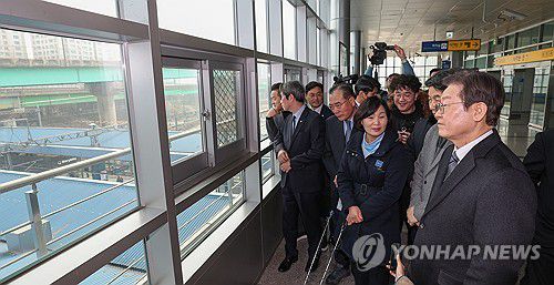 신도림역 방문한 이재명 대표(서울=연합뉴스) 한상균 기자 = 더불어민주당 이재명 대표가 1일 신도림역에서 지상철도를 살펴보고 있다. 2024.2.1 [공동취재] xyz@yna.co.kr