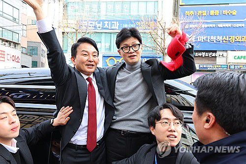 계양산전통시장 찾은 한동훈-원희룡(인천=연합뉴스) 임순석 기자 = 국민의힘 한동훈 비상대책위원장이 23일 오후 인천 계양구 계양산전통시장을 방문해 계양을 원희룡 후보와 함께 시민들에게 인사하고 있다. 2024.2.23 soonseok02@yna.co.kr