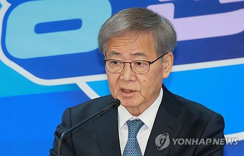 발언하는 임혁백 공천관리위원장(서울=연합뉴스) 한종찬 기자 = 더불어민주당 임혁백 공천관리위원장이 지난달 25일 서울 여의도 더불어민주당 중앙당사에서 공천심사결과를 발표하고 있다. 2024.2.25 saba@yna.co.kr