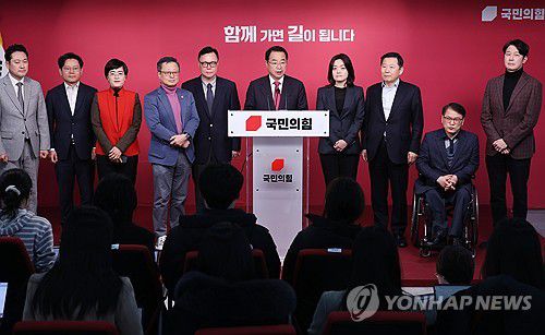 국민의힘, 공천 결과 발표(서울=연합뉴스) 신준희 기자 = 국민의힘 정영환 공천관리위원장과 위원들이 25일 서울 여의도 당사에서 1차 공천 결과를 발표하고 있다. 2024.2.25 hama@yna.co.kr