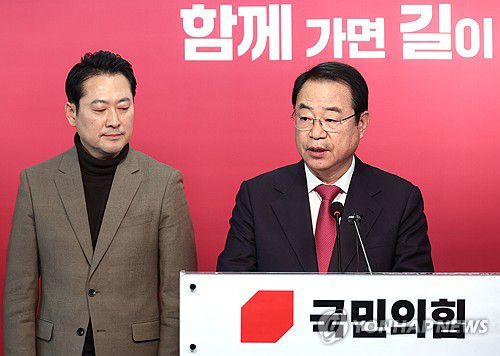 국민의힘 공관위, 회의 결과 브리핑(서울=연합뉴스) 신준희 기자 = 국민의힘 정영환 공천관리위원장(오른쪽)이 지난달 26일 여의도 당사에서 회의결과를 발표하고 있다. 왼쪽은 장동혁 사무총장. 2024.2.26 hama@yna.co.kr
