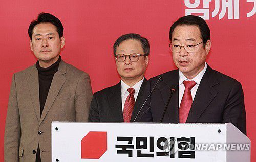 국힘, 정영환 공천관리위원장(서울=연합뉴스) 한종찬 기자 = 국민의힘 정영환 공천관리위원장이 2일 서울 여의도 중앙당사에서 경선 지역 결과를 발표하고 있다. 2024.3.2 saba@yna.co.kr
