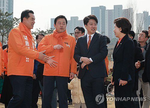 한자리에 모인 개혁신당 지도부개혁신당 이준석 대표가 지난 4일 경기도 화성시 동탄호수공원에서 화성을 출마 선언 기자회견에 앞서 양향자 원내대표, 김용남 정책위의장과 대화하고 있다. [연합뉴스 자료사진]