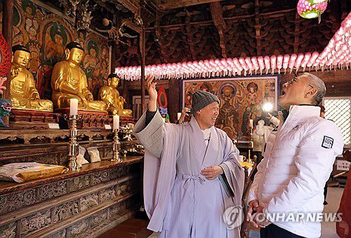 대웅전 살펴보는 유인촌 장관(서울=연합뉴스) 유인촌 문화체육관광부 장관이 8일 인천 강화군 전등사를 찾아 전등사 주지 여암 스님과 대웅전을 살펴보고 있다. 2024.3.8 [문화체육관광부 제공. 재판매 및 DB 금지] photo@yna.co.kr