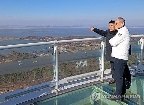 강화군 살펴보는 유인촌 장관(서울=연합뉴스) 유인촌 문화체육관광부 장관이 8일 인천 강화군 화개전망대에 올라 강화군을 살펴보고 있다. 2024.3.8 [문화체육관광부 제공. 재판매 및 DB 금지] photo@yna.co.kr